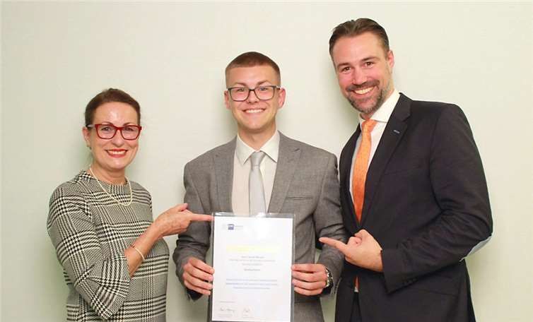 Claudia Hinze (l.) und Marktbereichsleiter Christian Höhler (r.) freuen sich mit Jannik Menten über das hervorragende Prüfungsergebnis.privat