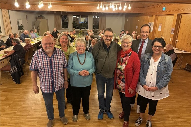 Claudia Hümmerich und Dr. Christian Müller mit den neu aufgenommenen Mitgliedern.