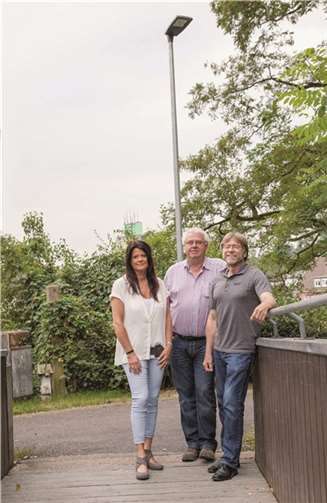 Claudia Jungbluth (v.l.), Frank Schaback und Willi Marmé begutachteten die neue Straßenlampe vor Ort. privat