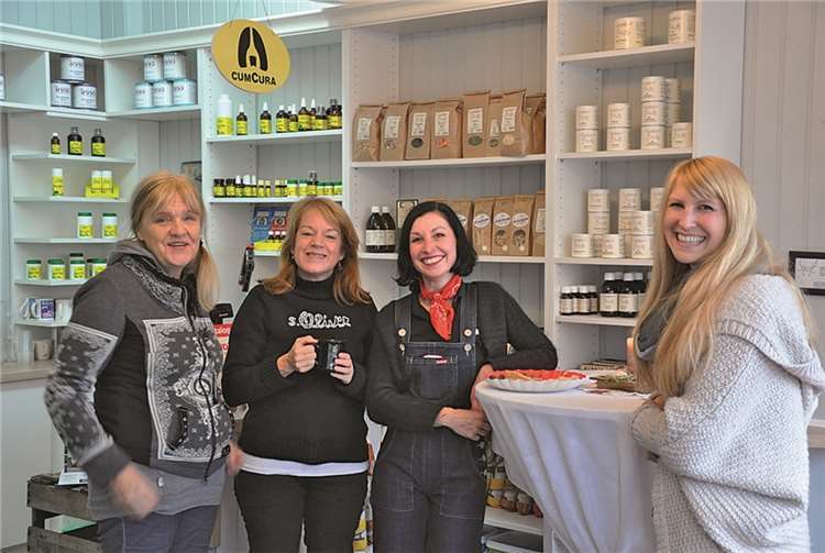 Claudia Kasper (2.v.r.) empfängt ihre Kunden in angenehmer und freundlicher Atmosphäre.privat