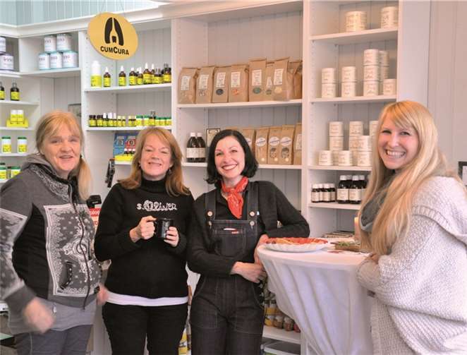 Claudia Kasper (2.v.r.) lud mit ihrem Team zur Neueröffnung von CumCura in Berkum ein.privat