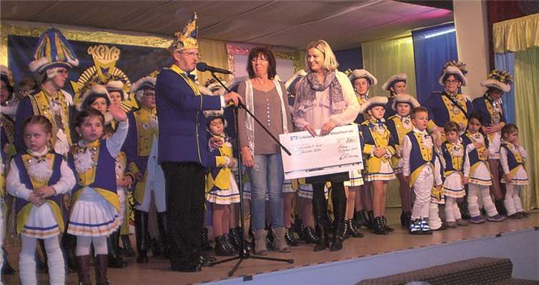 Claudia Kietzmann (Mitte) und Stephanie Diensberg (r.) überreichten Hans-Peter Floter eine Spende in Höhe von 500 Euro. privat