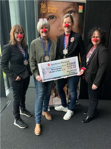 Claudia Kirschbaum, Vertreterin der Aktionsgruppe (Mitte links), Obermöhn Silvia (Mitte rechts) und die Hofdamen Annegret Schneider und Bärbel Ecker-Rust (rechts und links außen) bei der Übergabe des Spendenchecks.  Foto: privat