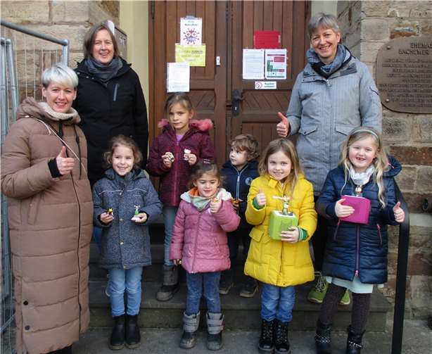 Claudia Kloth (Kita-Leiterin der Städtischen Bewegungskita St. Anna in Remagen), Anne Korbella (Stellvertretende Kita-Leiterin in Remagen) und Gitta Köhler-Sieger (Kita-Leiterin der Kita Rappelkiste in Ahrweiler) bei der Spendenübergabe in Ahrweiler. Fotos: Kita St. Anna