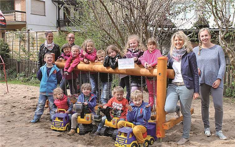 Claudia Laux, die Leiterin des Kindergartens, bedankte sich im Namen der Erzieherinnen und Kinder bei den Veranstalterinnen für die Geldspende. privat