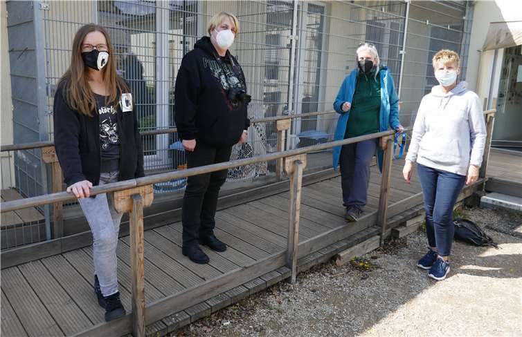 Claudia Machwirth (v.li.n.re.) und Susanne Hallerbach wurde die ganze Anlage des Tierheims gezeigt. Foto: privat