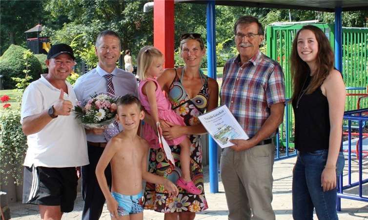 Claudia Minor, ihre zweijährige Tochter Clara und ihr Freund Tobias freuten sich über die Ehrung und einige Präsente.