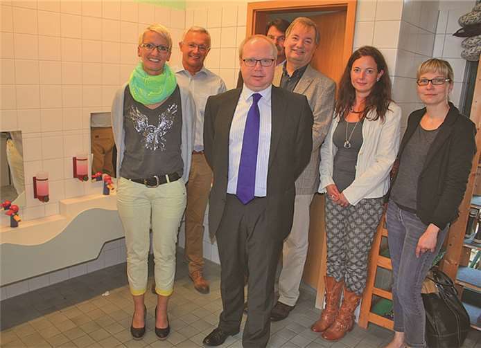 Claudia Otto und Markus Fischer präsentierten Achim Hallerbach, Markus Fischer, Karsten Fehr, Ingo Dittrich sowie Sonja Klewitz und Annette Loth den neuen Sanitärraum.