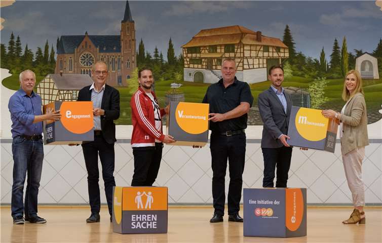 Claudia Probst übergab den Spendenbetrag zusammen mit Marian Schmidt, Vertreter der Netzgesellschaft, und Bürgermeister Björn Ingendahl, an den Verein. Zusätzlich gab es noch neue evm-Sitzwürfel.Frank Homann