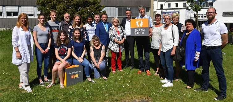 Claudia Probst übergibt den Spendenbetrag zusammen mit Oberbürgermeister Wolfgang Treis an die begünstigten Vereine. Zusätzlich gibt es noch neue evm-Sitzwürfel. Peter Seydel