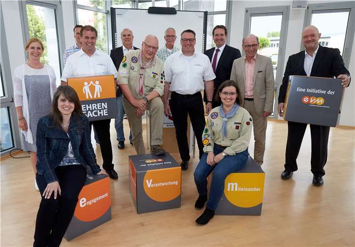 Claudia Probst übergibt den Spendenbetrag zusammen mit Bürgermeister Georg Hollmann an die begünstigten Vereine. Zusätzlich zu der Geldspende gibt es neue Sitzwürfel.  evm/Thomas Frey