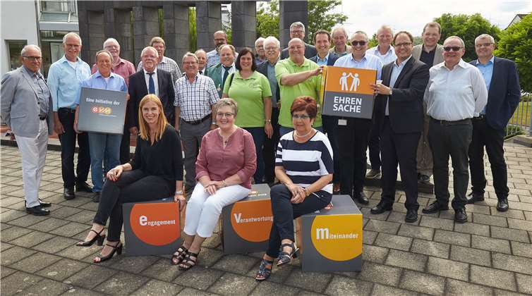 Claudia Probst übergibt den Spendenbetrag zusammen mit Theo Schröder, Kommunalbetreuer bei der evm, Bürgermeister Thomas Przybylla sowie den Stadt- und Ortsbürgermeistern an die Vereine und Einrichtungen. Zusätzlich gab es noch neue evm-Sitzwürfel.Foto: evm/Thomas Frey