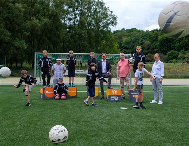 Claudia Probst übergibt den Spendenbetrag zusammen mit Bürgermeister Björn Ingendahl und Norbert Matthias, Ortsvorsteher von Oberwinter, an Antonio Lopez, 1. Vorsitzender des TuS Oberwinter, sowie Georgi Modler, Vorstand Finanzen. Zusätzlich gibt es noch neue evm-Sitzwürfel. Foto: evm/Homann