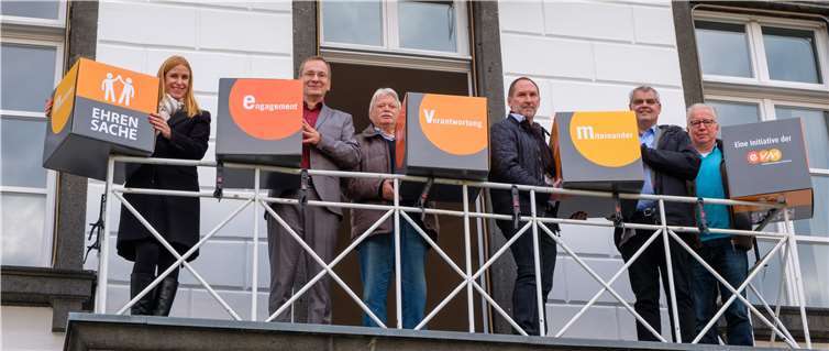 Claudia Probst übergibt den Spendenbetrag zusammen mit Bürgermeister Andreas Geron an den SC Bad Bodendorf 191 e. V. Zusätzlich gibt es noch neue evm-Sitzwürfel. Foto: evm/Homann
