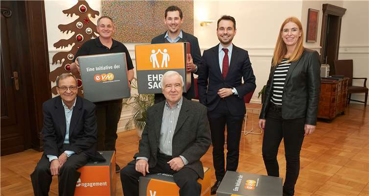 Claudia Probst übergibt den Spendenbetrag zusammen mit Oberbürgermeister David Langner an die begünstigten Vereine. Zusätzlich gab es noch neue evm-Sitzwürfel. Quelle: evm/Frey