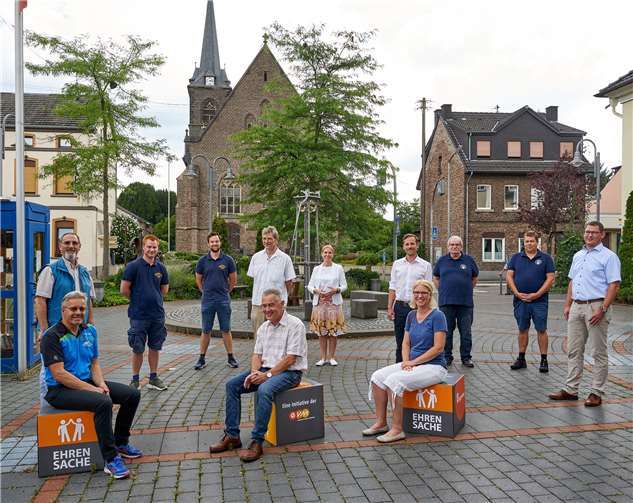 Claudia Probst übergibt den Spendenbetrag zusammen mit Björn Ingendahl, Bürgermeister der Stadt Remagen, und Axel Blumenstein, Kripper Ortsvorsteher, an die begünstigten Vereine. Zusätzlich gibt es noch neue evm-Sitzwürfel. Foto: evm/Thomas Frey