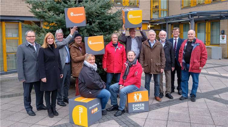 Claudia Probst übergibt den Spendenbetrag zusammen mit dem Bürgermeister Hans-Günter Fischer, an die begünstigten Vereine. Zusätzlich gibt es neue Sitzwürfel.evm/Homann