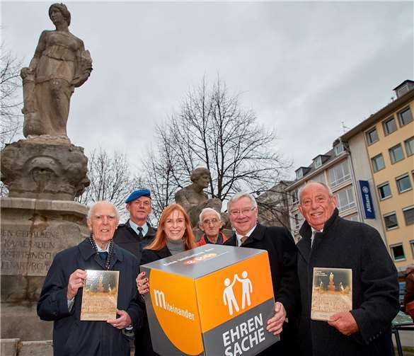 Claudia Probst übergibt den Spendenbetrag zusammen mit dem Oberbürgermeister Prof. Dr. Hofmann-Göttig an den Verein der Freunde und Förderer Barbara-Denkmal e.V. Koblenz. evm/Ditscher.