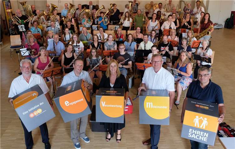 Claudia Probst übergibt den Spendenbetrag zusammen mit dem Bürgermeister der Gemeinde, Achim Juchem, an den Musikverein. Zusätzlich gibt es noch neue evm-Sitzwürfel.evm/Homann