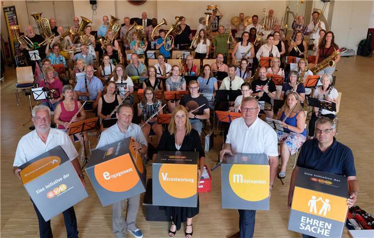 Claudia Probst übergibt den Spendenbetrag zusammen mit dem Bürgermeister der Gemeinde, Achim Juchem, an den Musikverein. Zusätzlich gibt es noch neue evm-Sitzwürfel. evm/Homann