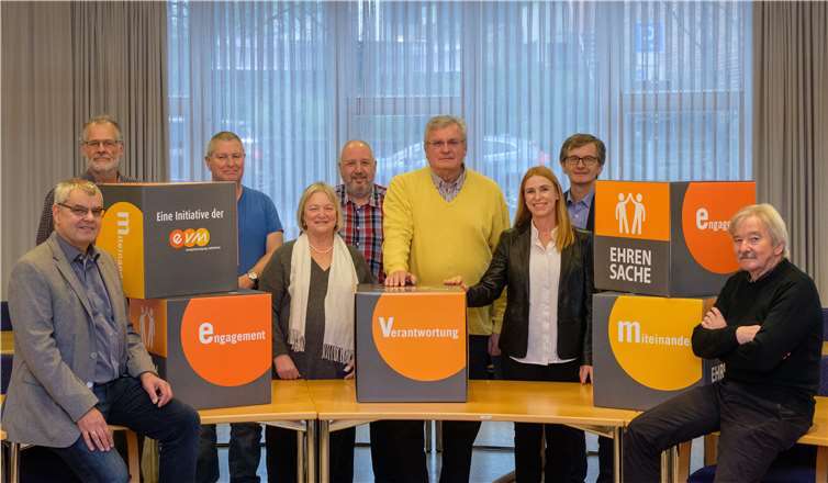 Claudia Probst übergibt den Spendenbetrag zusammen mit dem Bürgermeister der Verbandsgemeinde, Hans-Günter Fischer, an den Verein. Zusätzlich gibt es noch neue evm-Sitzwürfel. Foto: evm/Homann