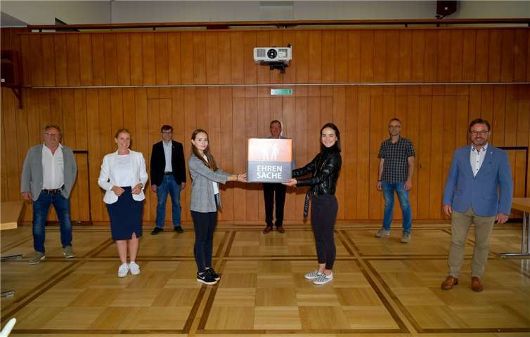 Claudia Probst übergibt den Spendenbetrag zusammen mit dem Oberbürgermeister der Stadt, Wolfgang Treis, an die begünstigten Vereine. Zusätzlich gibt es noch neue evm-Sitzwürfel. Foto: evm/Peter Seydel