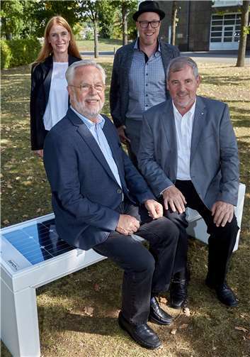 Claudia Probst und Christian Schröder (hinten) von der evm gratulieren dem Wassenacher Ortsbürgermeister Manfred Sattler (rechts) und dem Beigeordneten Siegfried Stevermüer. Foto: Thomas Frey/evm