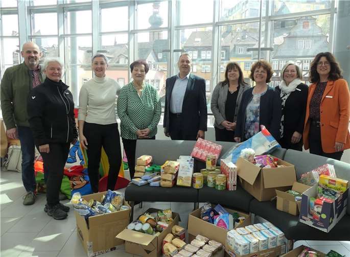 Claudia Sauer (3. v.l.) von der Initiative „Glücksritter“ konnte die während der aktuellen Sparkassen-Aktion gesammelten Hilfsgüter an Tafelleiterin Karin Steffens (4. v.l.) und ihr ehrenamtlich engagiertes Team übergeben. Foto: TE