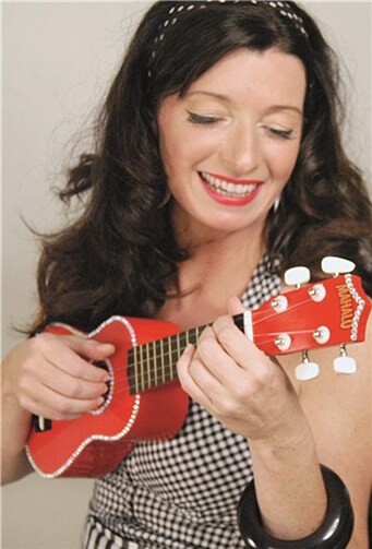 Claudia Schill wird unter anderem auf der Ukulele unterhalten. privat