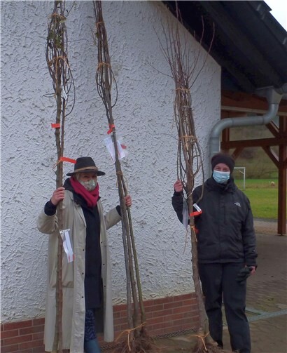 Claudia Schmitz und Christina Hirsekorn vom Streuobstverein „Eifel/Ahr e.V.“ hatten die Aktion in diesem Jahr koordiniert. Fotos: Winfried Sander