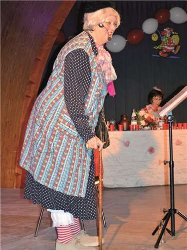 Claudia Schulte-Herdler als „Oma Finchen“ trieb dem Publikum die Lachtränen in die Augen.