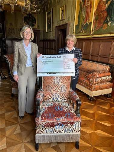 Claudia Spanier-Dönges (Förderverein Schloss Stolzenfels e.V.) freut sich Dr. Angela Kaiser Lahme (GDKE) einen Scheck über 14.000 Euro zu überreichen. Foto: Tom Moog