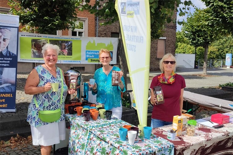Claudia Thelen, Renate Adams und Monika Mombauer am Stand der Fairtrade-AG mit fairem Kaffee und Kakao am Tag der Vielfalt