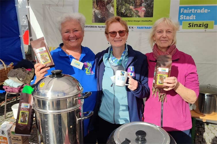 Claudia Thelen, Renate Adams und Monika Mombauer von der Fairtrade-AG bei der Suppenmeile