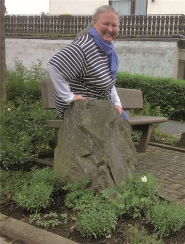 Claudia Thelen und die neue gestalteten Beete.privat