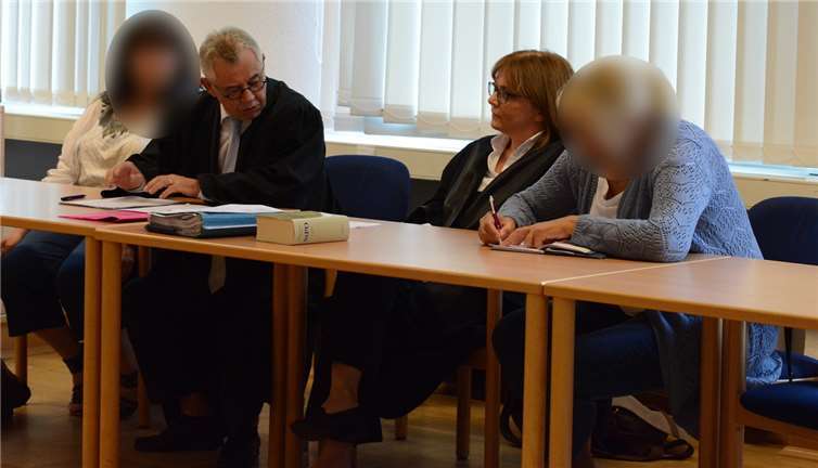 Claudia W. (1.v.l.) wurde heute zu einer Geldstrafe zu insgesamt 9000 Euro wegen Freiheitsberaubung und Nötigung in mehreren Fällen verurteilt. Das Verfahren gegen die zweite Angeklagte (1.v.r.) wurde nach einem Hilfsbeweisantrag abgetrennt und soll im Oktober fortgesetzt werden. Foto: CF