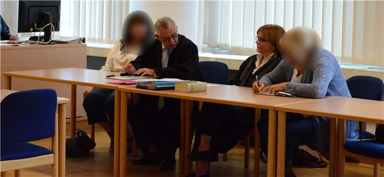 Claudia W. (1.v.l.) wurde vor dem Landgericht Koblenz zu einer Geldstrafe zu insgesamt 9000 Euro wegen Freiheitsberaubung und Nötigung in mehreren Fällen verurteilt. Das Verfahren gegen die zweite Angeklagte Gisela N. (1.v.r.) wurde nach einem Hilfsbeweisantrag abgetrennt und soll im Oktober fortgesetzt werden. Fotos: CF