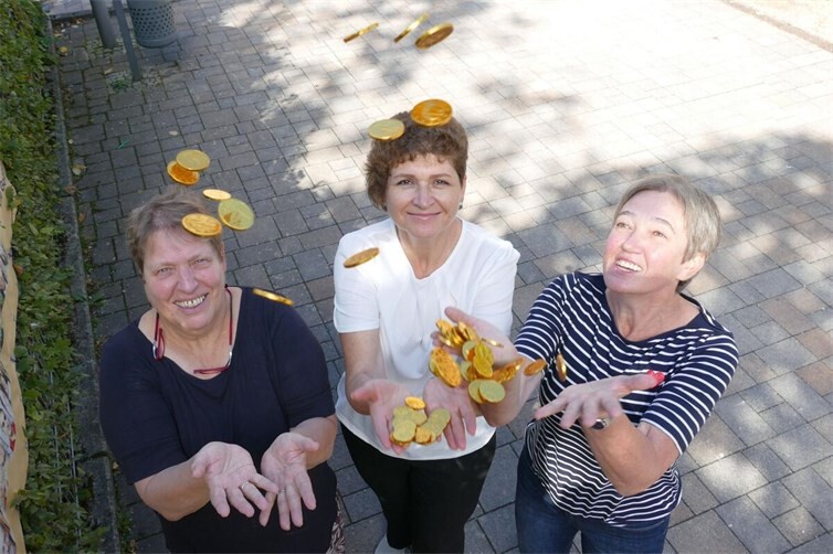 Claudia Wickert, Irina Mertens und Valentina Zahn fungierten seit 2000 in der Caritas-Stadtteilarbeit und freuten sich über jede Menge Goldstücke in der Goldgrube.