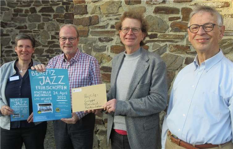 Claudia Wilmers, Hospiz Koordinatorin; Michael F. Firmenich, Präsident des Lions Clubs Bonn-Rhenobacum; Prof. Lukas Radbruch, Vorsitzender der Hospizgruppe; Manfred Weizbauer, Schatzmeister des Hilfswerks des Lions Clubs. Foto: privat