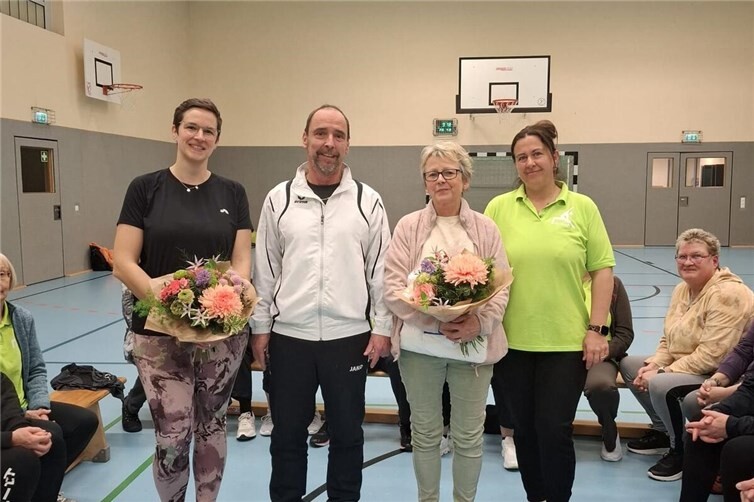 Claudia Wolf, Ralf Schlich, Petra Laubenthal und Serife Schwenzer im Kreis der Abteilungsmitglieder.