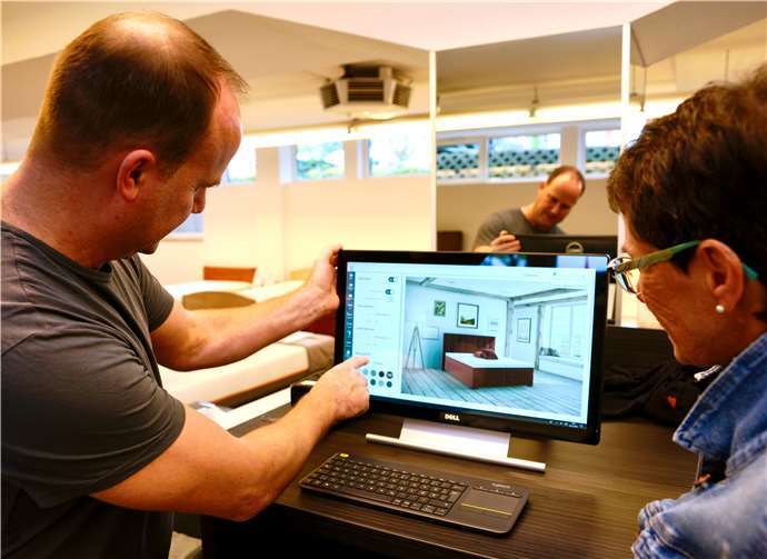 Claudio Priesnitz stellt mit dem Boxspringbett-Konfigurator ein Bett nach den individuellen Wünschen der Kundin zusammen.