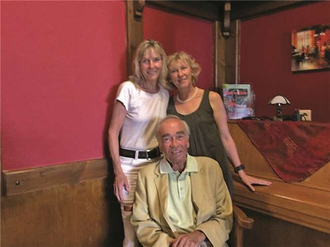 Claus Biederstaedt mit Gabi Nickolmann, der Regisseurin im Theater Mittelrhein und Uschi Hofmeister-Boffin, der Leiterin des Theaters.