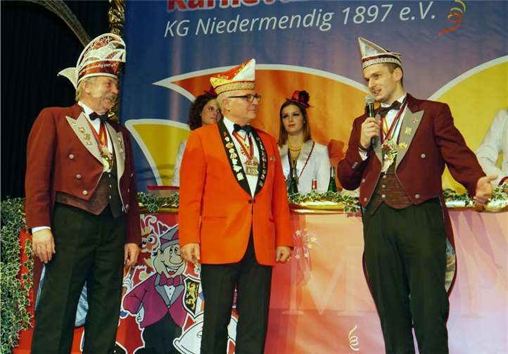 Claus Buck wurde die Ehrenkappe im Rahmen der „Bauzaunsitzung“überreicht.