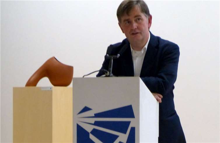Claus-Dieter Schnug liest bei der Pressedokumentation aus seinem Buch. Privat