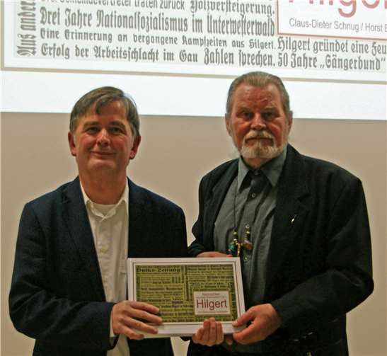 Claus-Dieter Schnug und Horst Bartels (v.l.) präsentieren ihre Chronik stolz den vielen Besuchern.-MIH-