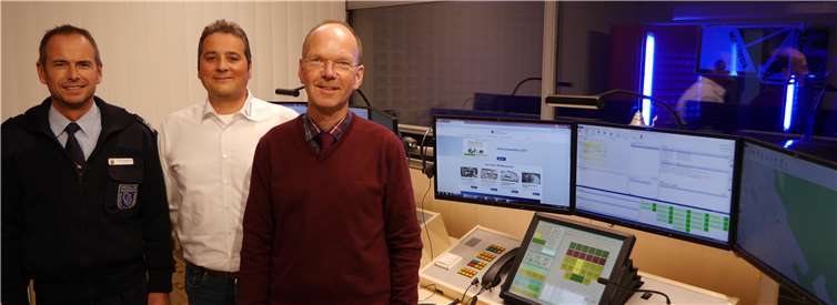 Claus Hattenbach (Wehrleiter VG Höhr-Grenzhausen), Uwe Kern (Firma Blickle & Scherer) und Verbandsgemeindebürgermeister Thilo Becker bei der Schlüsselübergabe der neuen FEZ.