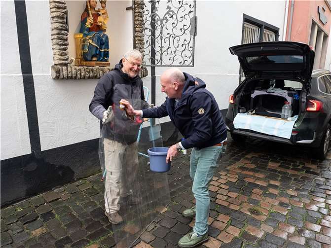 Claus Mölich und Dr. Dieter Helling hatten es sich dieses Jahr zur Aufgabe gemacht die Figur und ihren Standort einmal richtig zu reinigen. Foto: Hermann Schäfer