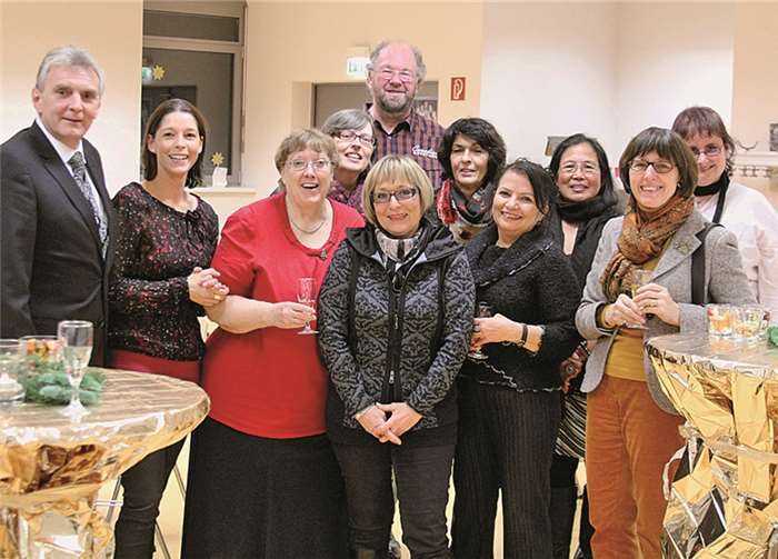 Claus Peitz (Bürgermeister der Stadt Andernach) und Janine Schäfer (pädagogische Leiterin HdF) mit den ehrenamtlichen Helfern aus dem Haus der Familie. privat