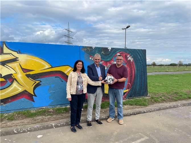 Claus Peitz, Oberbürgermeisterkandidat der CDU überreichte dem Team um Christine Jost und Dirk Schmitz im Jugendzentrum einen Fußball für die Kinder. Foto: privat