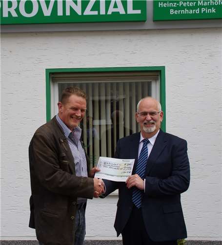 Claus-Peter Krah (l.) und Geschäftsstellenleiter Heinz-Peter Marhöfer bei der Scheckübergabe. privat